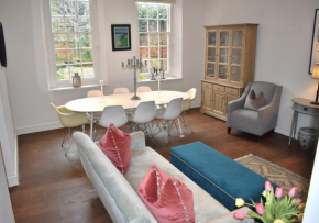 West Pallant Georgian Townhouse in City Centre with Courtyards, BBQ & Log Burners - Dogs Welcome! Chichester Holiday Properties